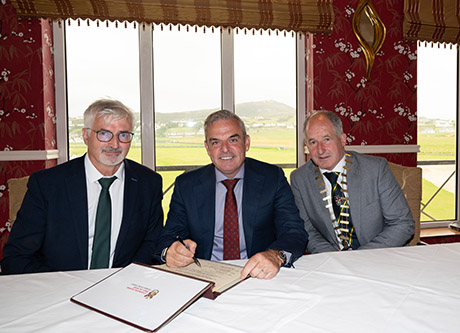 Paul McGinley (centre) signs the Distinguished Visitors book alongside Donegal County Council Chief Executive John G. McLaughlin (Left) and Cathaoirleach of Donegal County Council Cllr. Liam Blaney (right)